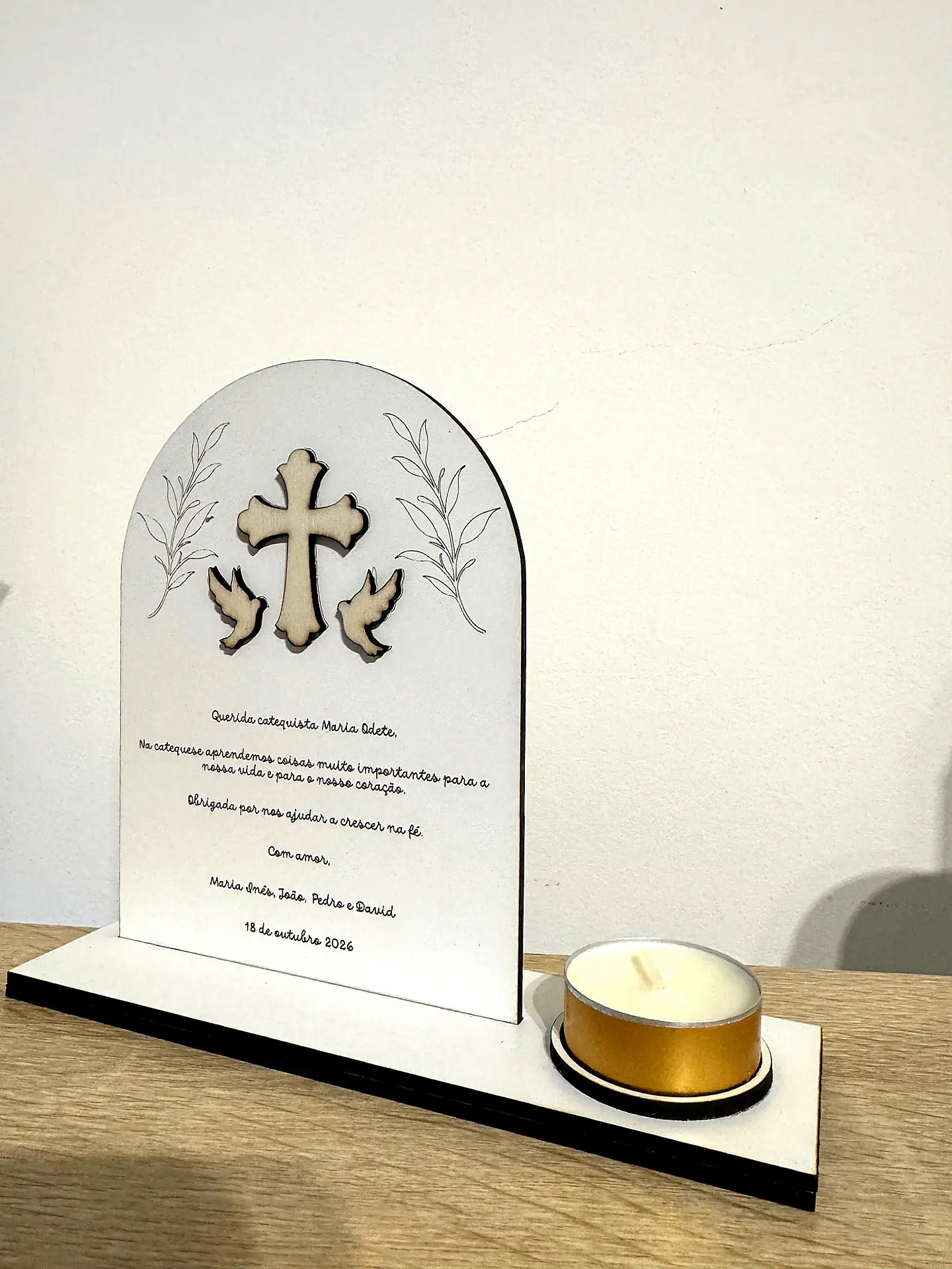 Placa Personalizada para Catequista com Cruz, Pombas e Vela 2