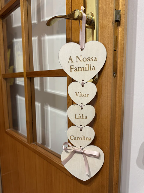 Placa de Porta Personalizada “A Nossa Família” em Forma de Coração