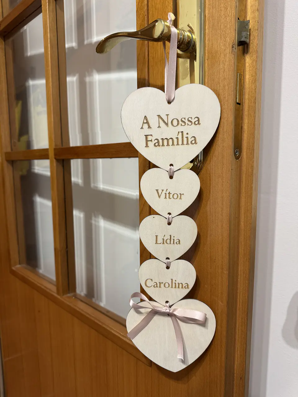 Placa de Porta Personalizada “A Nossa Família” em Forma de Coração 1