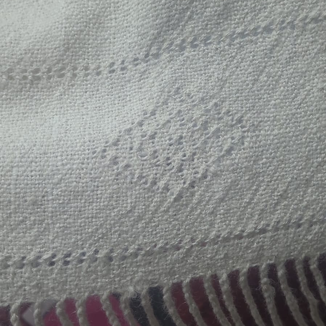 Ruana blanca lana de alpaca con diseño 1