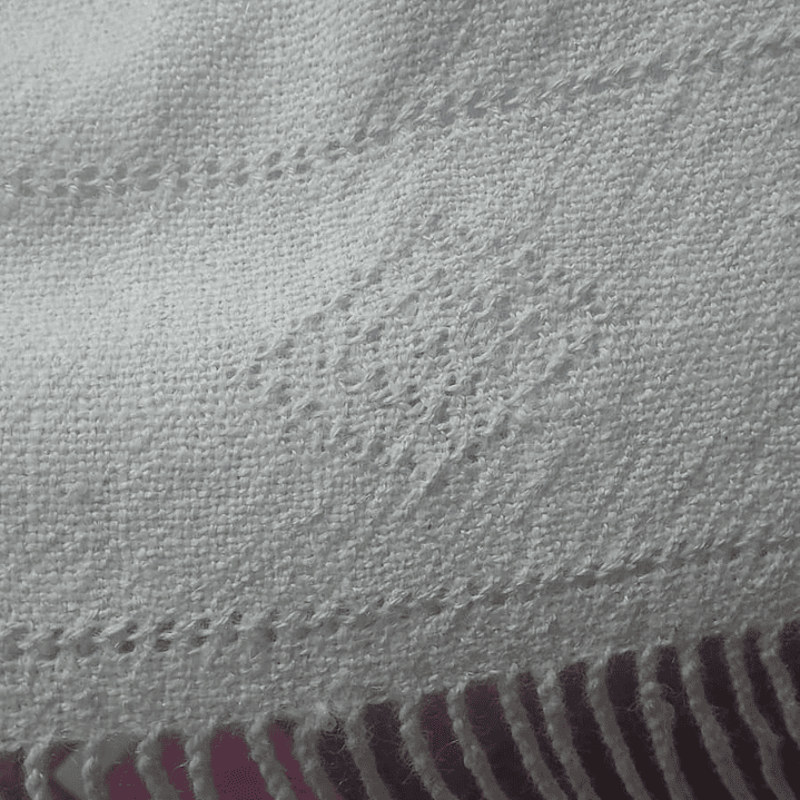 Ruana blanca lana de alpaca con diseño 1