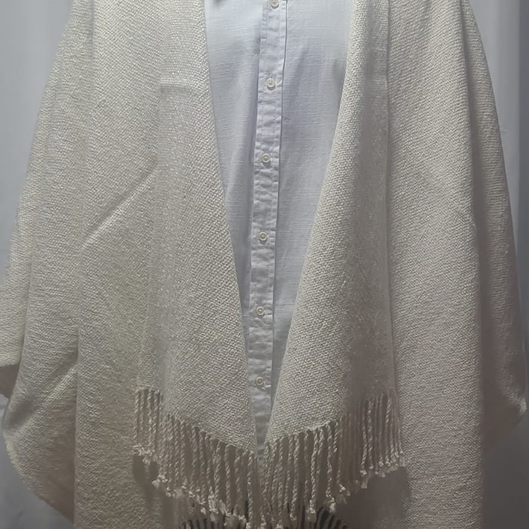 Ruana blanca lana de alpaca con diseño 2