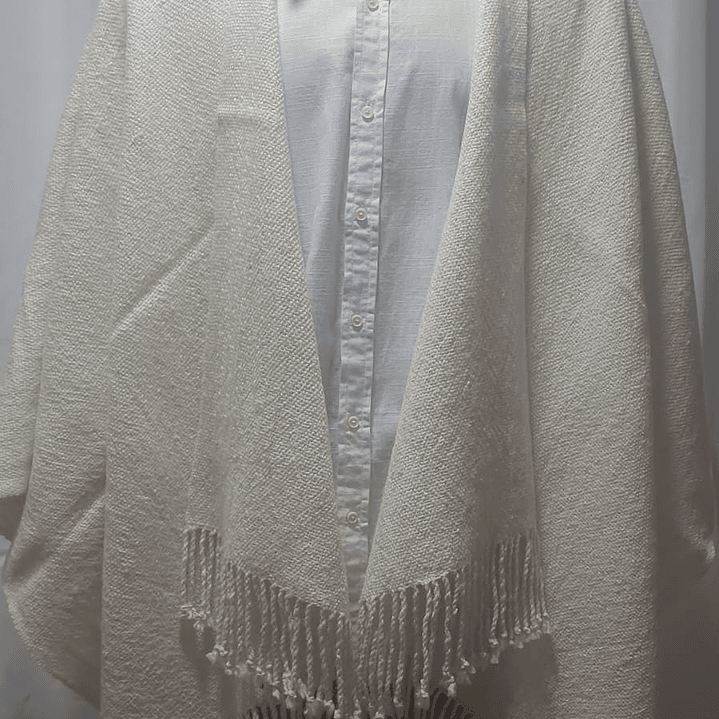Ruana blanca lana de alpaca con diseño 2