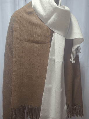 Bufanda blanca de alpaca.