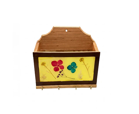 Porta Llaves y cuentas -  Madera nativa Raulí con flores secas y resina