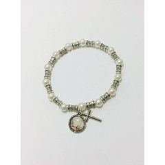 Bracelet with white pearls