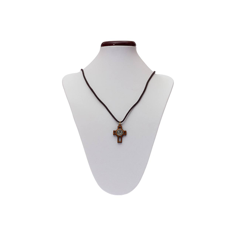 Hilo con cruz de madera y apariencia 1