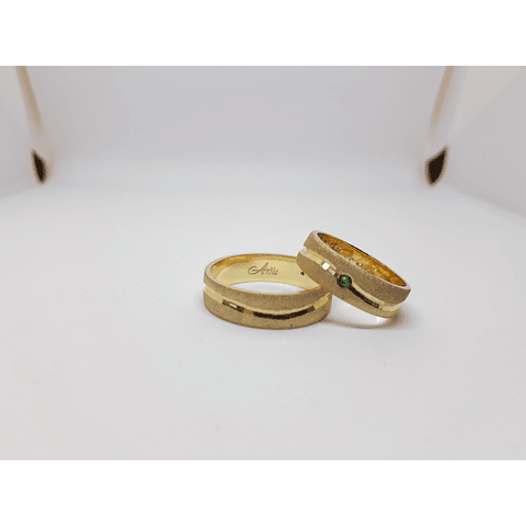 Argollas para matrimonio en oro canal central y esmeralda