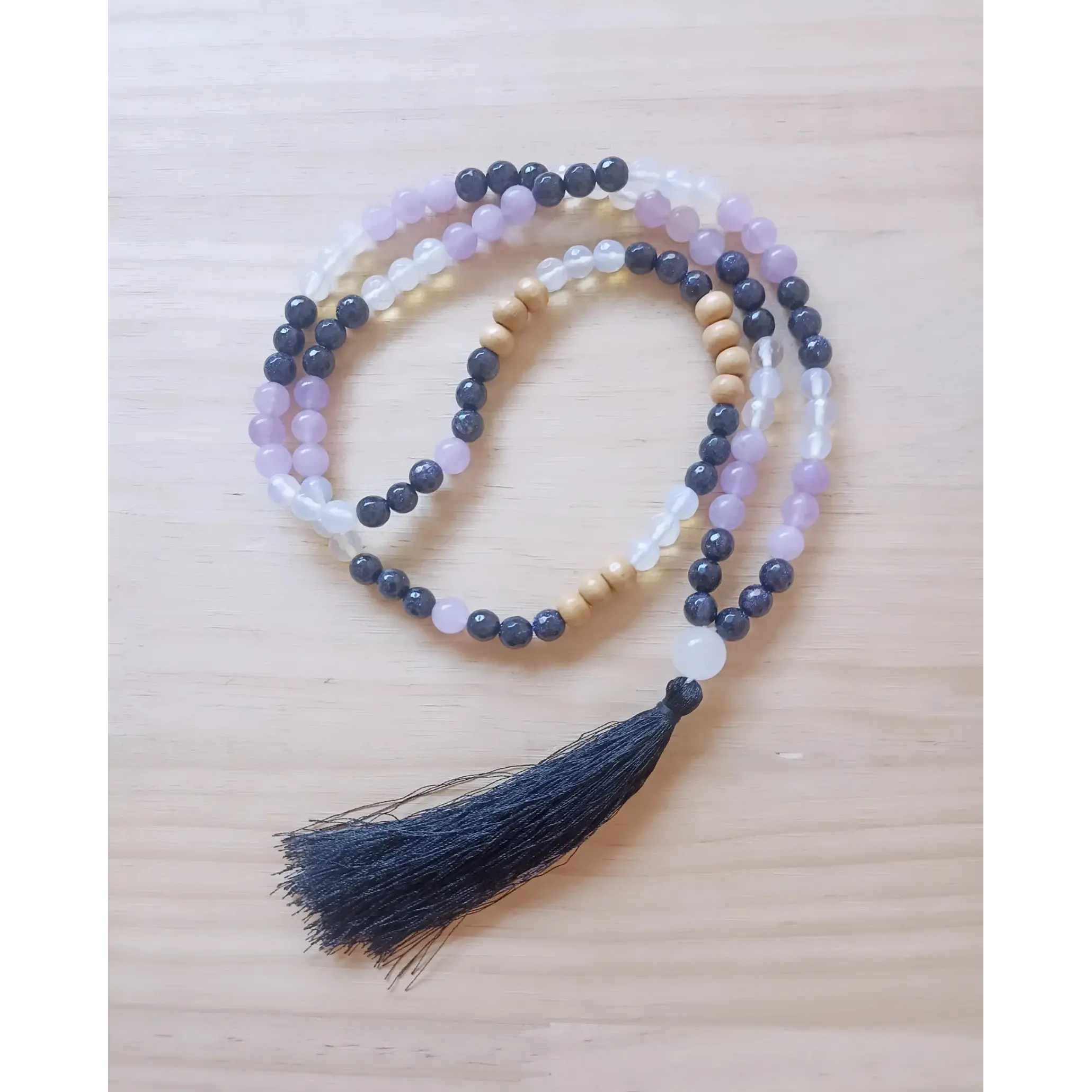 Colar Japamala 108 contas com pedras naturais e de madeira. Pedra estrela , quartzo branco e Lavanda 1