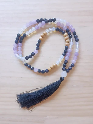 Colar Japamala 108 contas com pedras naturais e de madeira. Pedra estrela , quartzo branco e Lavanda