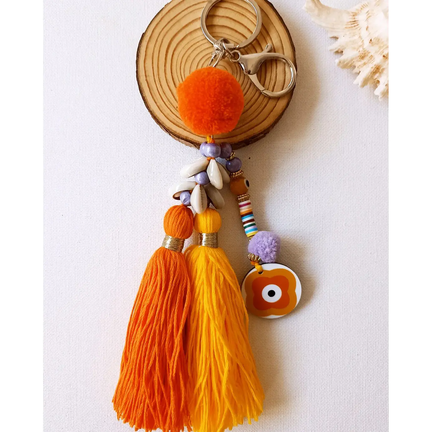 Porta-chaves Bohemian com pompons e conchas 1