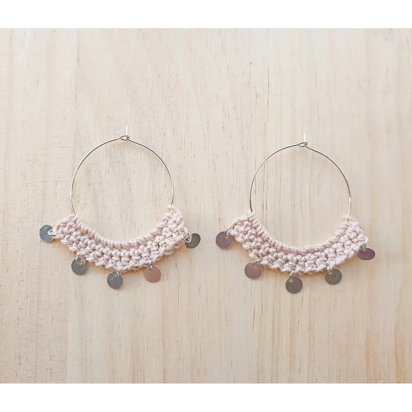Brincos em croché com pendentes prateados 1