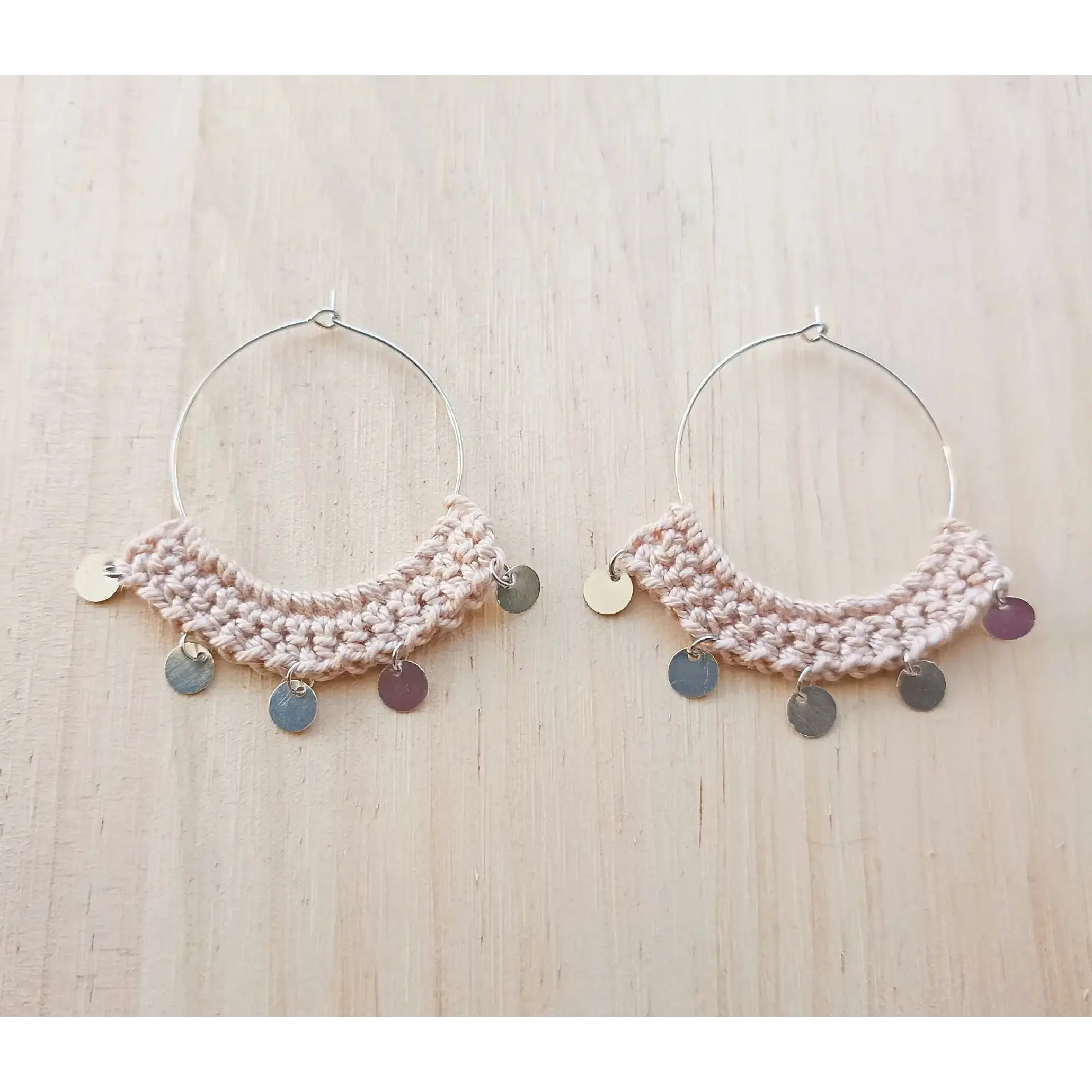 Brincos em croché com pendentes prateados 3