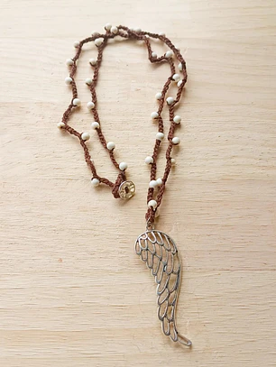 Colar de croché com Asa de Anjo