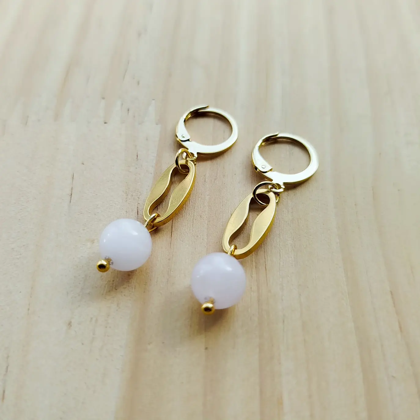 Brincos em aço dourado com Quartzo Rosa 1