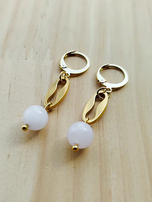 Brincos em aço dourado com Quartzo Rosa