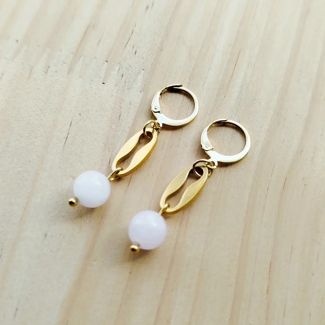 Brincos em aço dourado com Quartzo Rosa 2
