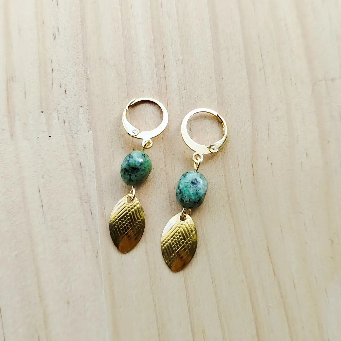 Brincos em aço dourado com Gaspeita 3