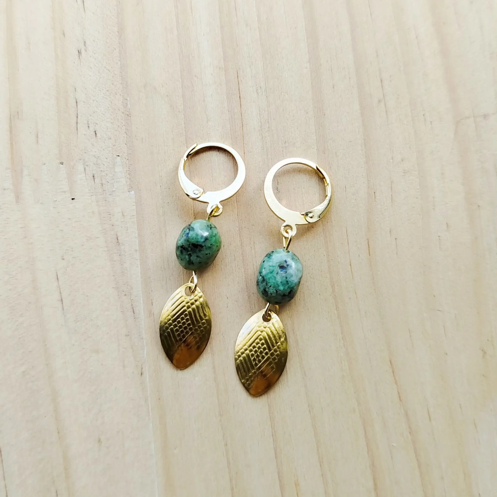 Brincos em aço dourado com Gaspeita 3