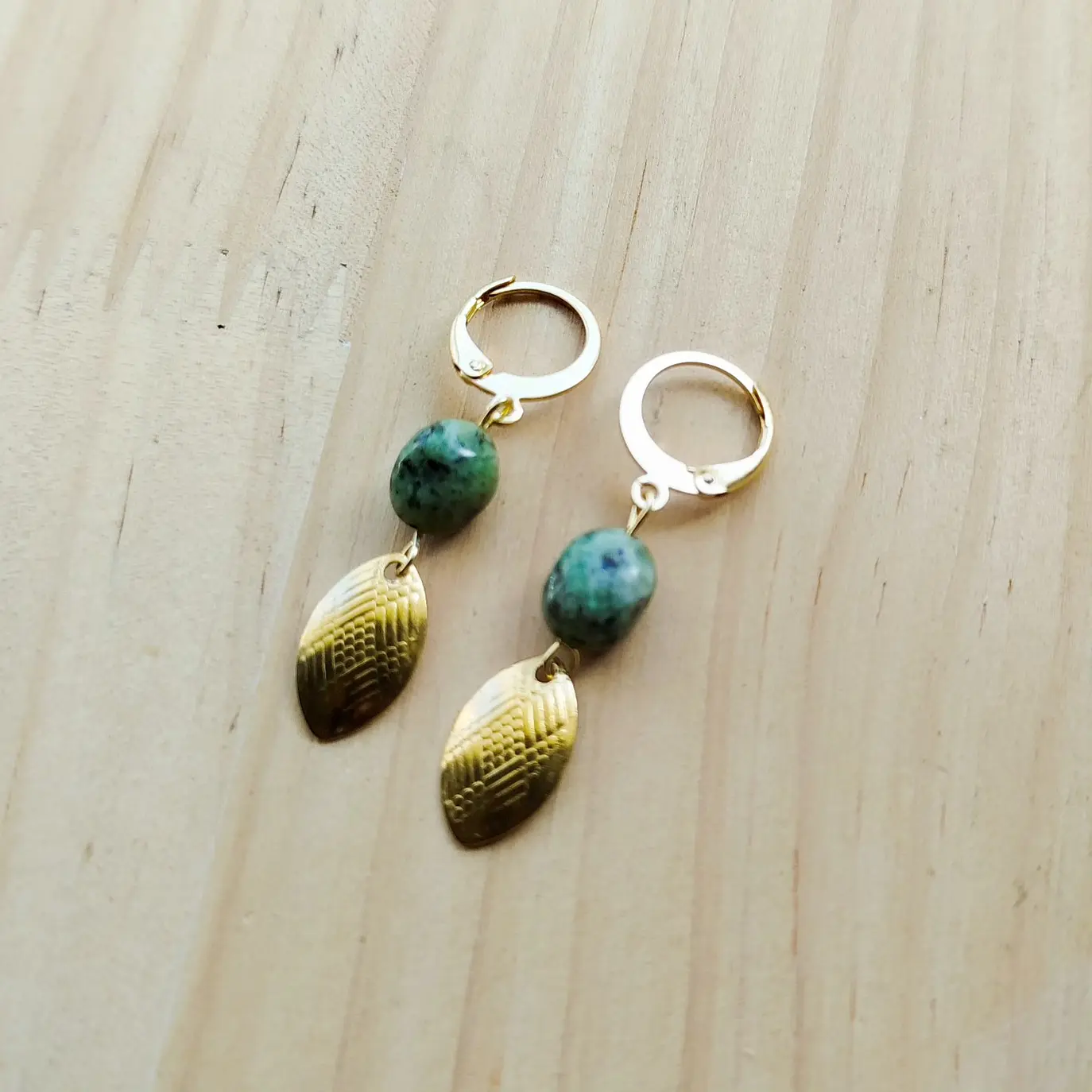 Brincos em aço dourado com Gaspeita 1