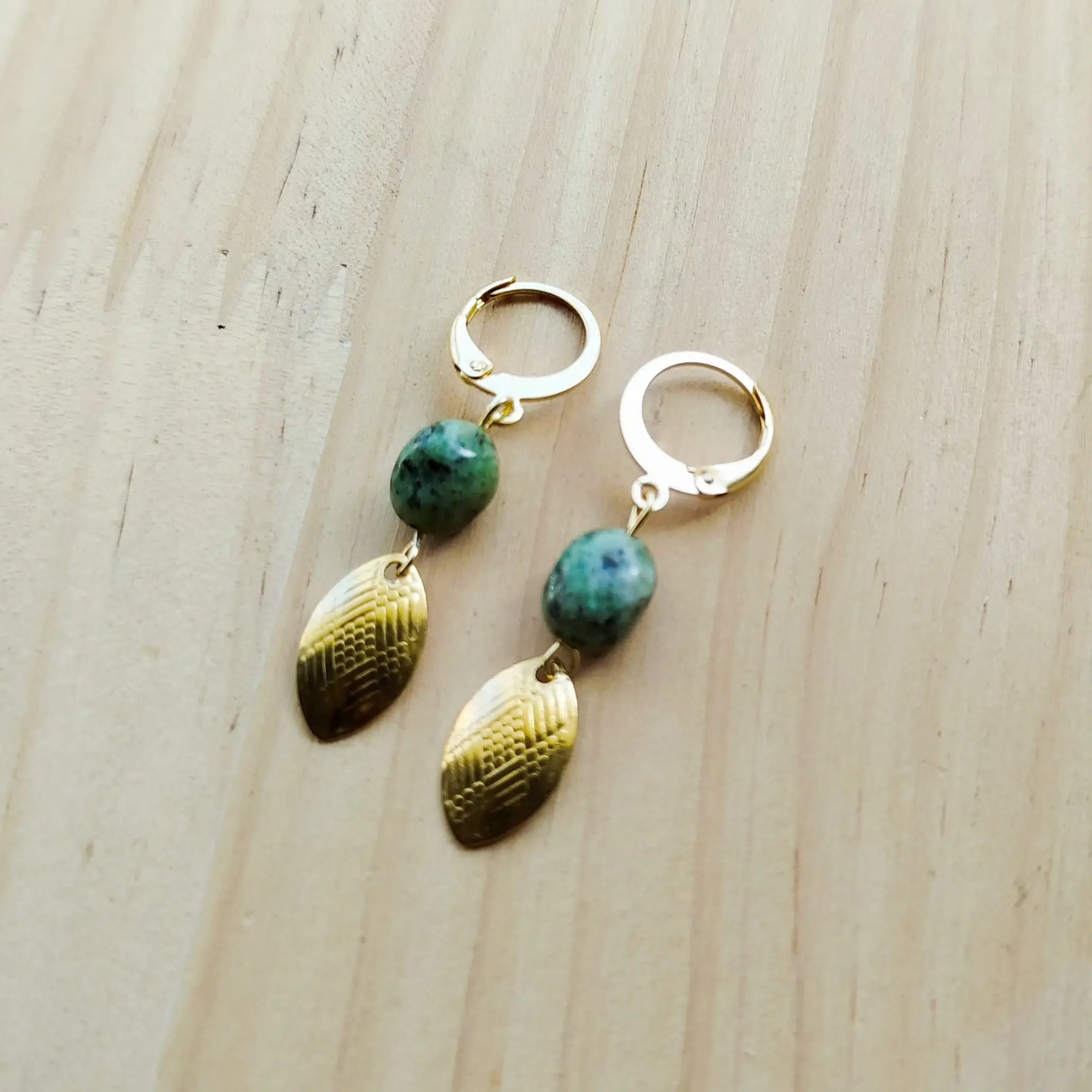Brincos em aço dourado com Gaspeita 1