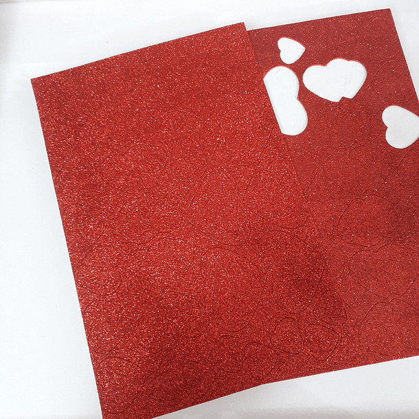 GOMA EVA GLITTER CON CORAZONES PRECORTADOS AUTO ADHESIVA 20x30cm