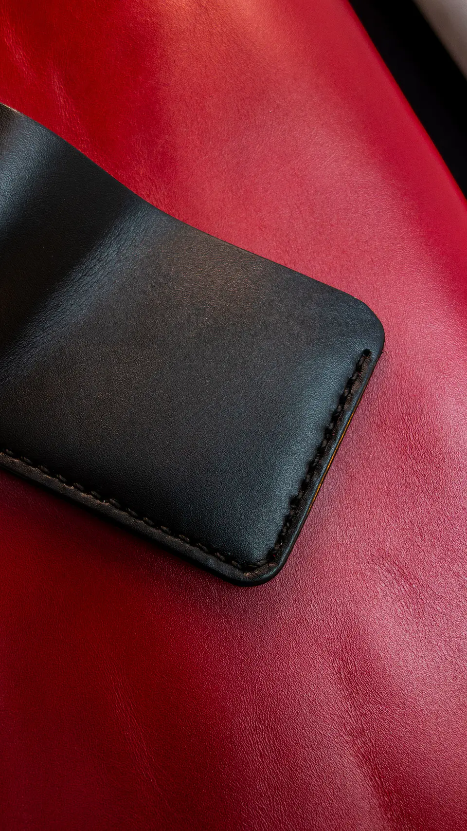 BILLETERA DE CUERO MINIMALISTA NEGRO, ROJO Y BLANCO 4