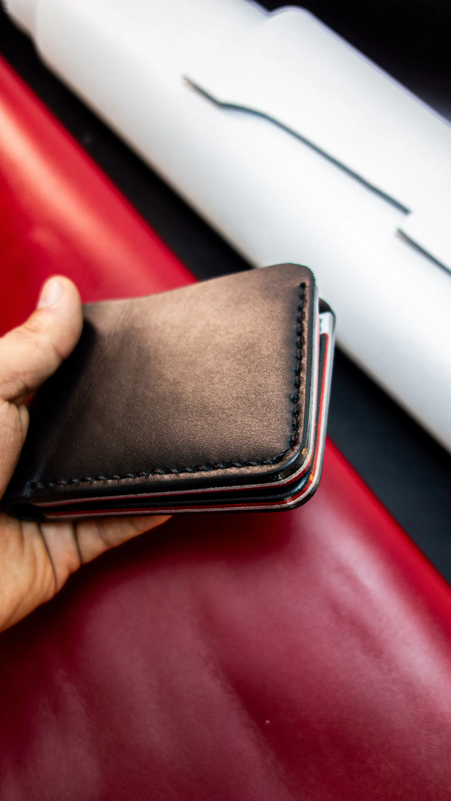 BILLETERA DE CUERO MINIMALISTA NEGRO, ROJO Y BLANCO 5