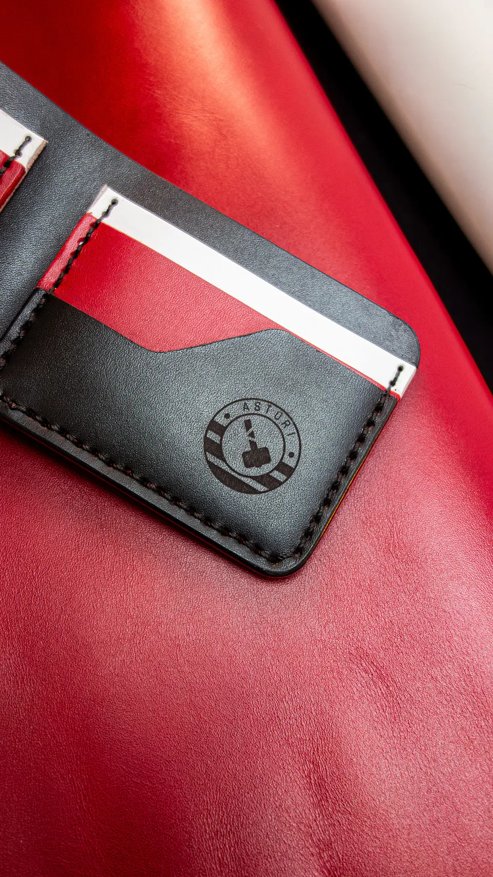 BILLETERA DE CUERO MINIMALISTA NEGRO, ROJO Y BLANCO 6
