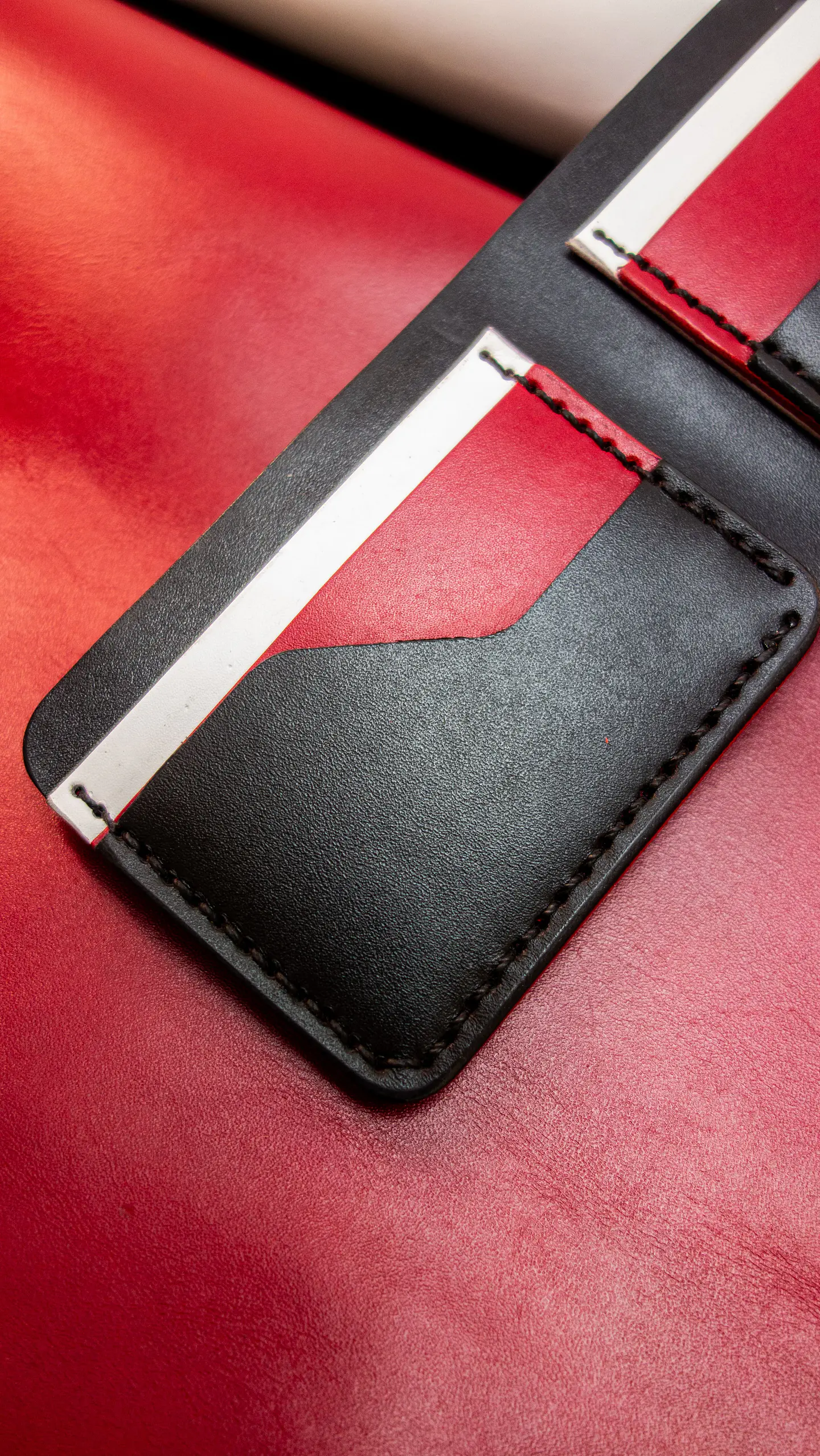 BILLETERA DE CUERO MINIMALISTA NEGRO, ROJO Y BLANCO 7