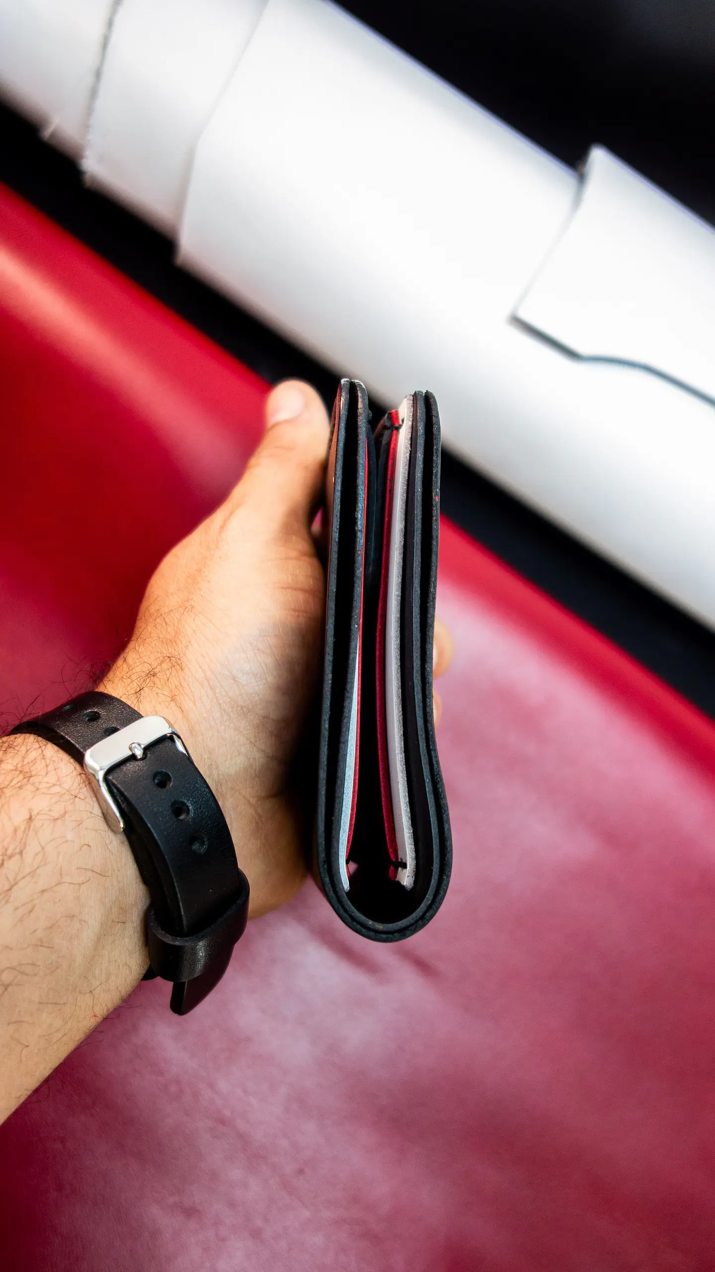 BILLETERA DE CUERO MINIMALISTA NEGRO, ROJO Y BLANCO 10