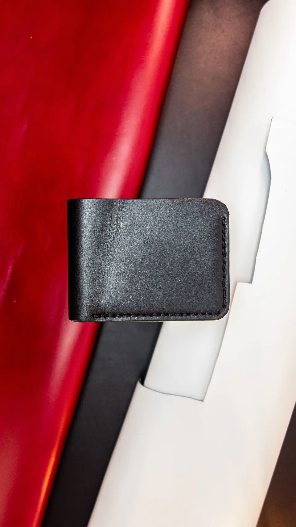 BILLETERA DE CUERO MINIMALISTA NEGRO, ROJO Y BLANCO 11