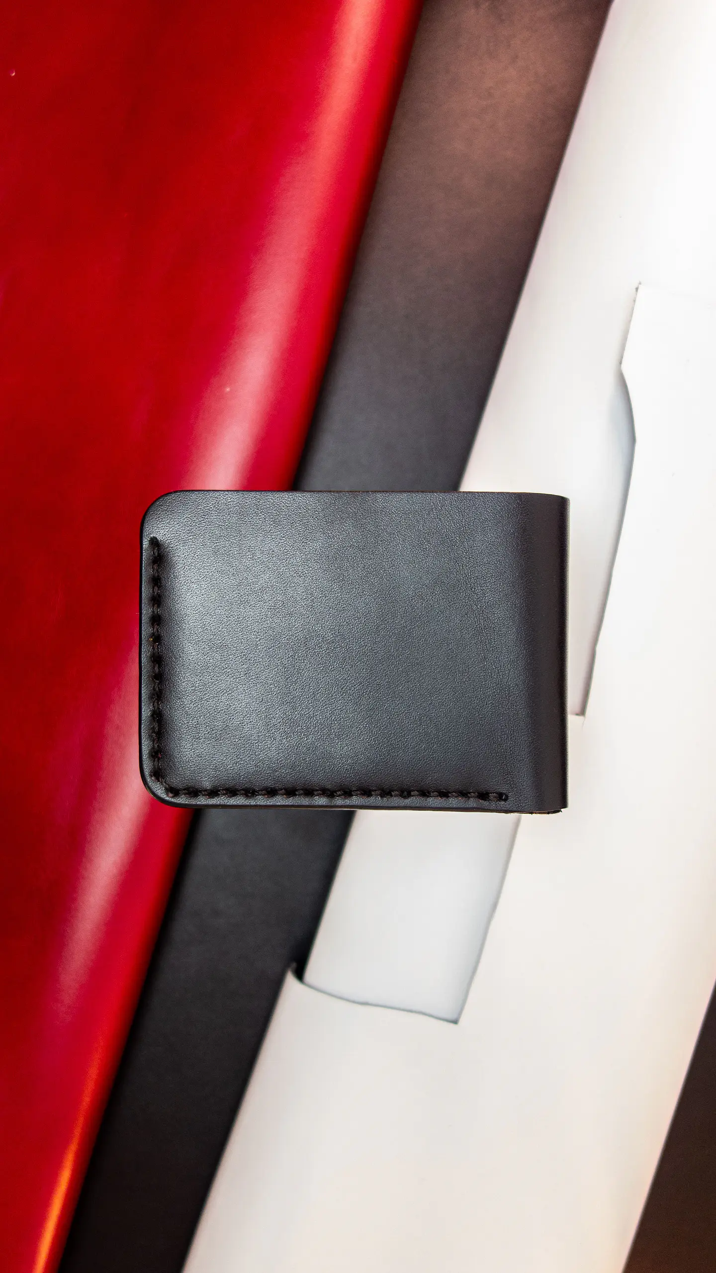 BILLETERA DE CUERO MINIMALISTA NEGRO, ROJO Y BLANCO 12