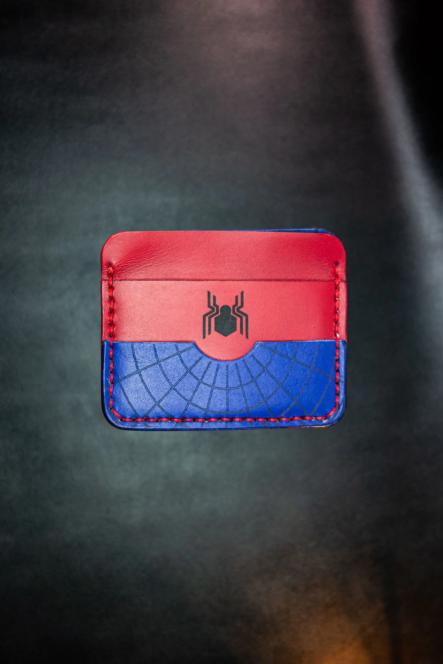 TARJETERO SENCILLO DE CUERO  / SPIDERMAN CONCEPT 2