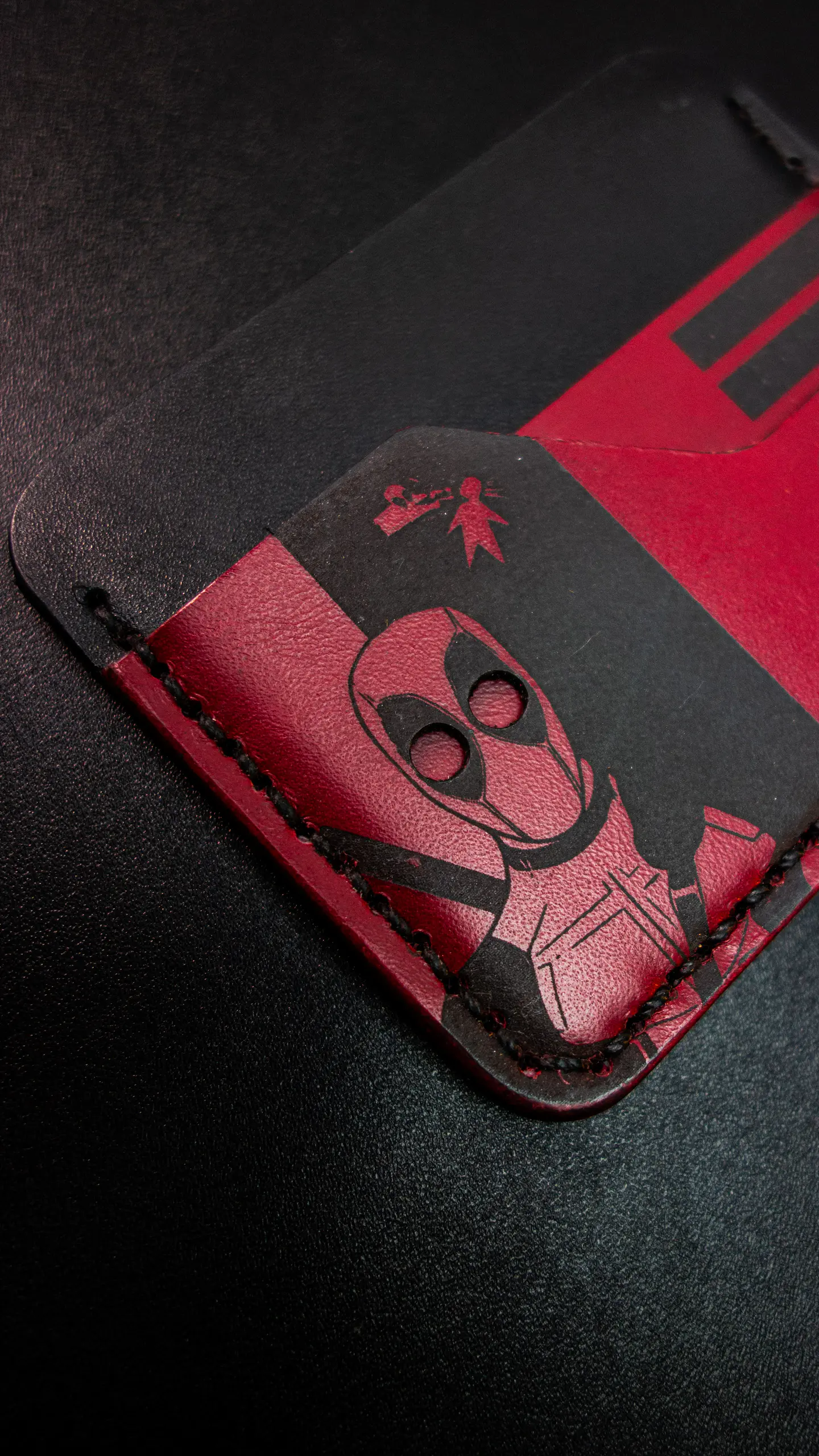 TARJETERO SENCILLO DE CUERO  / DEADPOOL CONCEPT 4