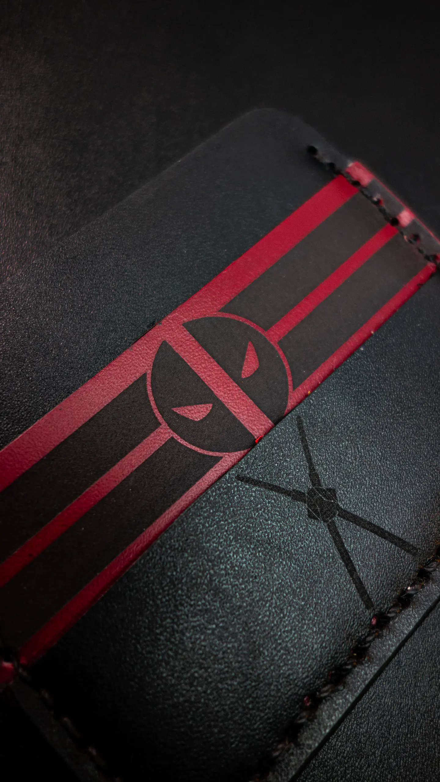 TARJETERO SENCILLO DE CUERO  / DEADPOOL CONCEPT 5