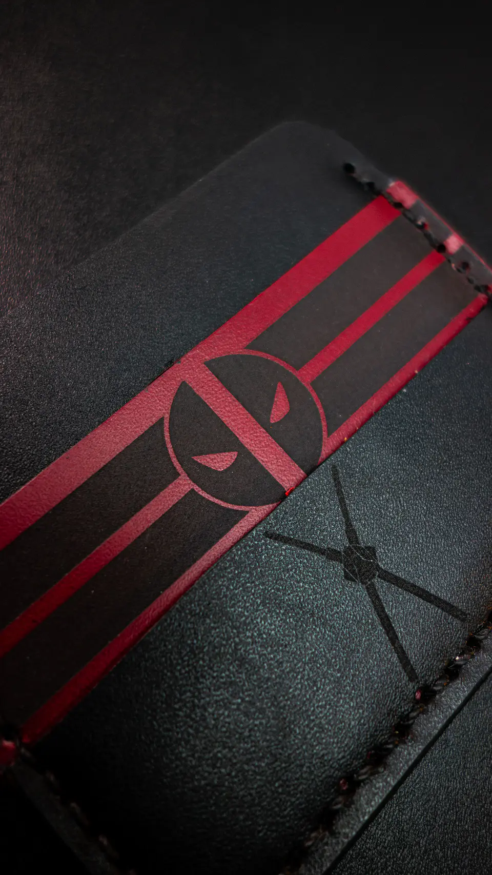 TARJETERO SENCILLO DE CUERO  / DEADPOOL CONCEPT 5