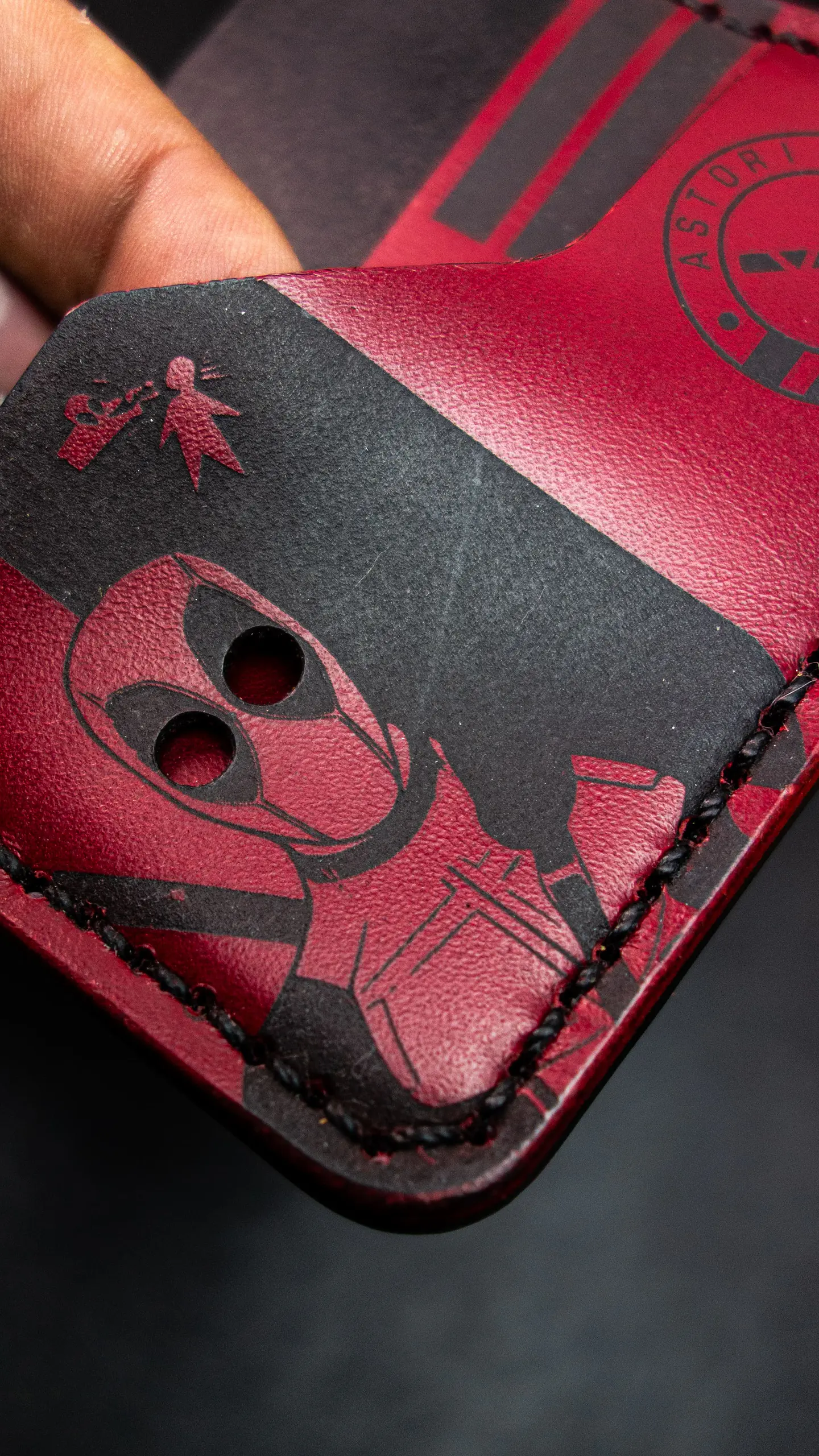 TARJETERO SENCILLO DE CUERO  / DEADPOOL CONCEPT 8