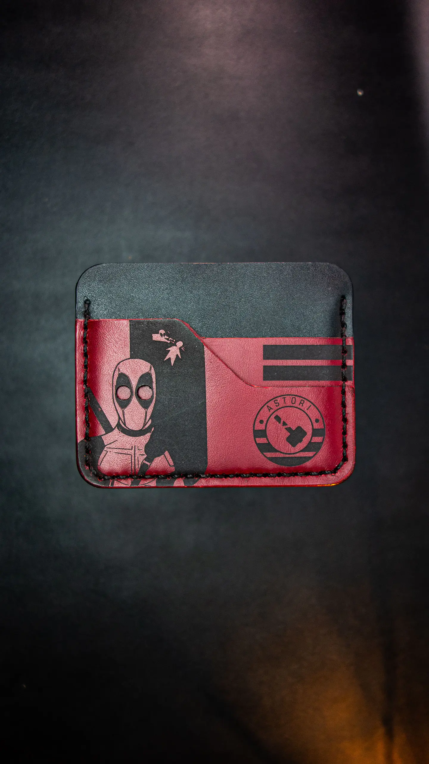 TARJETERO SENCILLO DE CUERO  / DEADPOOL CONCEPT 1