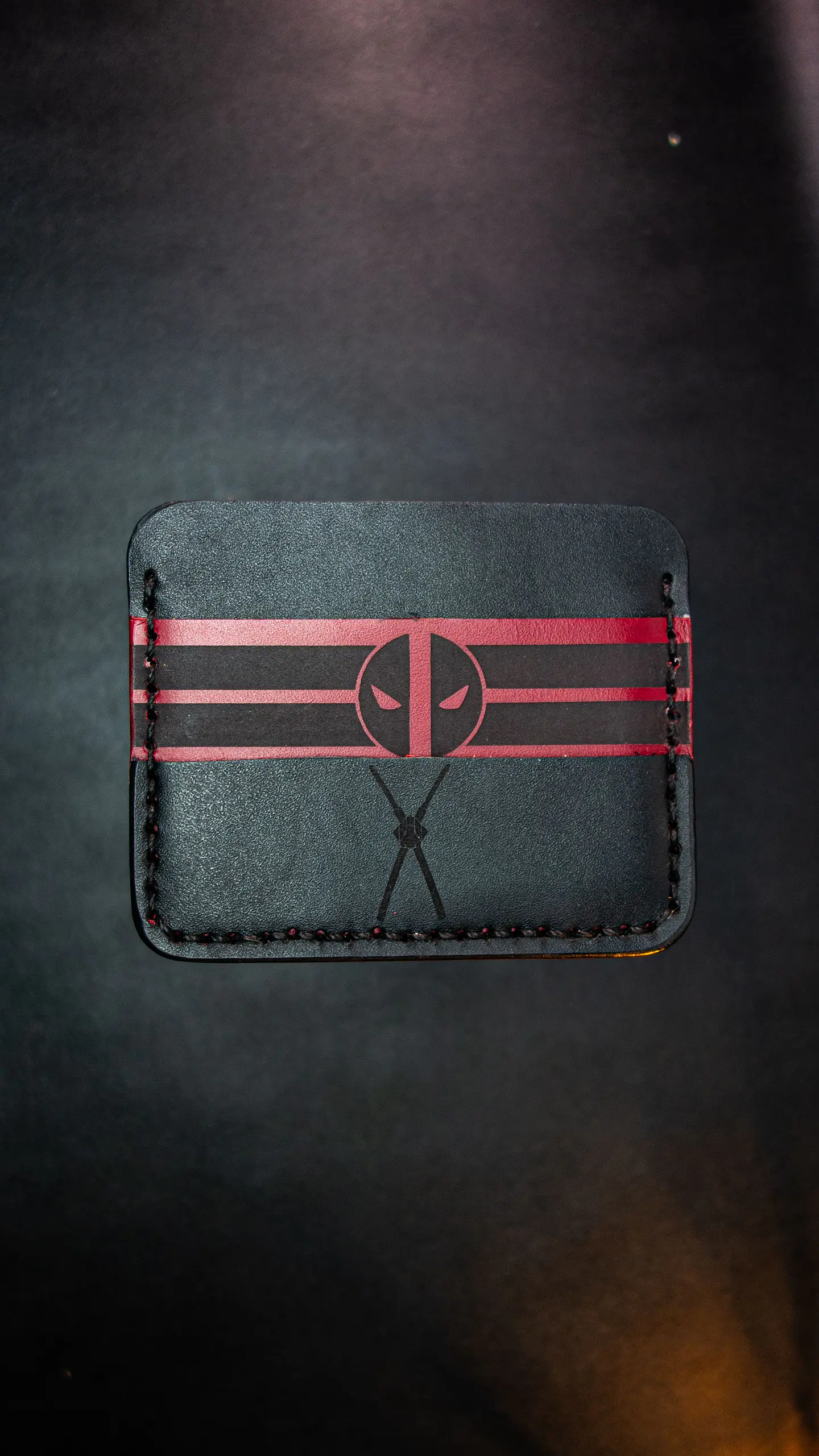 TARJETERO SENCILLO DE CUERO  / DEADPOOL CONCEPT 3