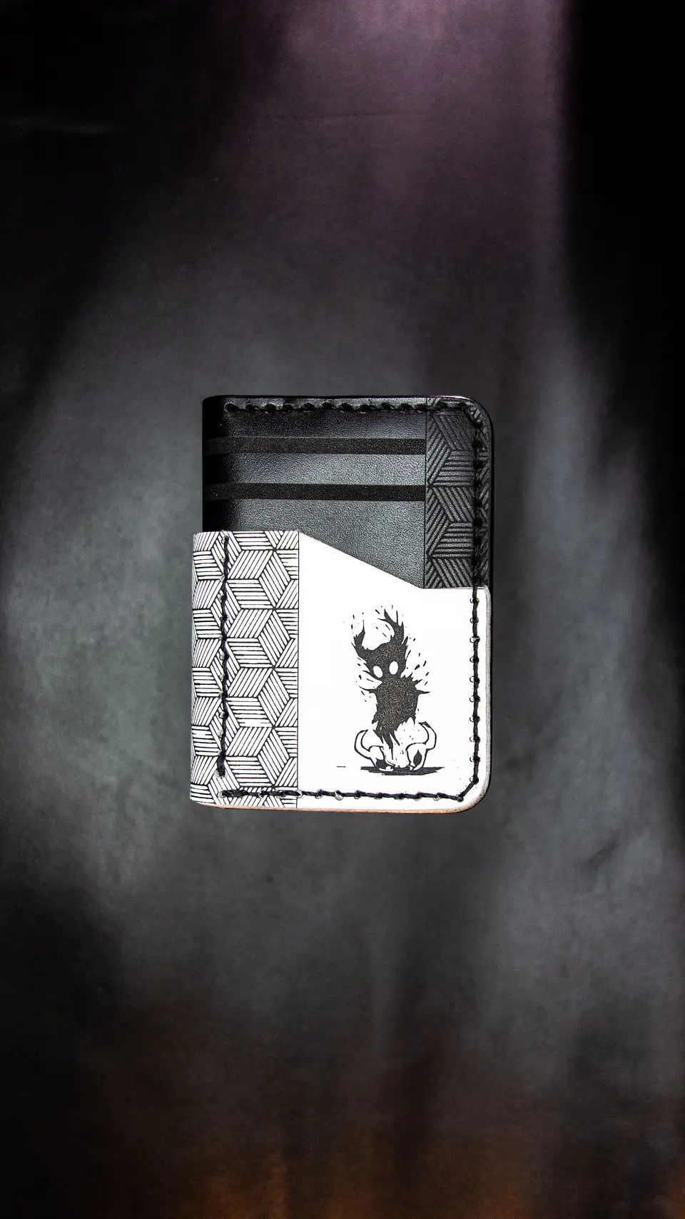 Tarjetero Vertical de Cuero – Hollow Knight 1