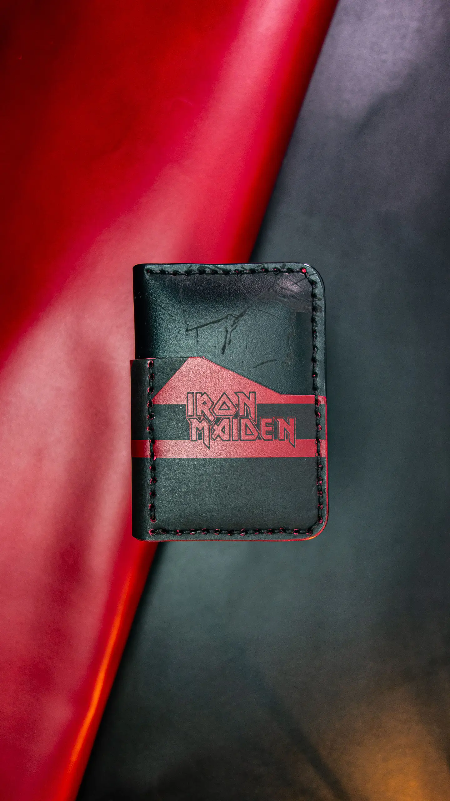 TARJETERO VERTICAL DE CUERO / IRON MAIDEN / PORTA DOCUMENTO 1