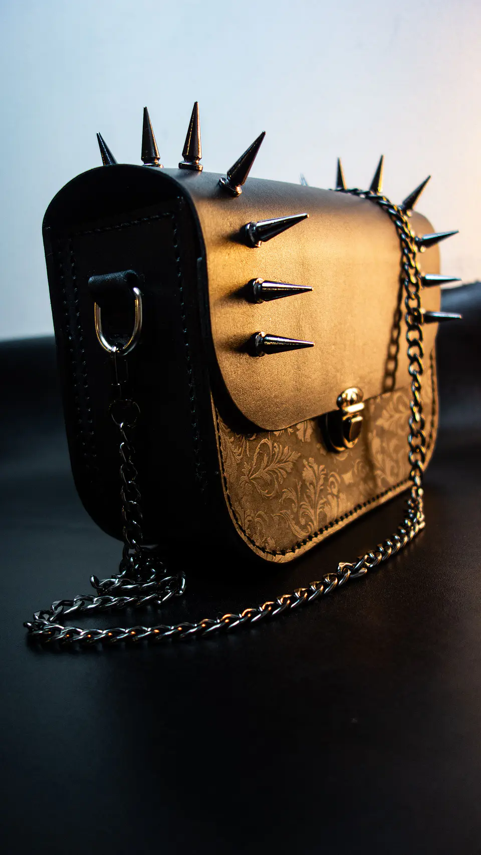 Cartera de Cuero Edición Maléfica – Gótica con Púas y Cadenas 5