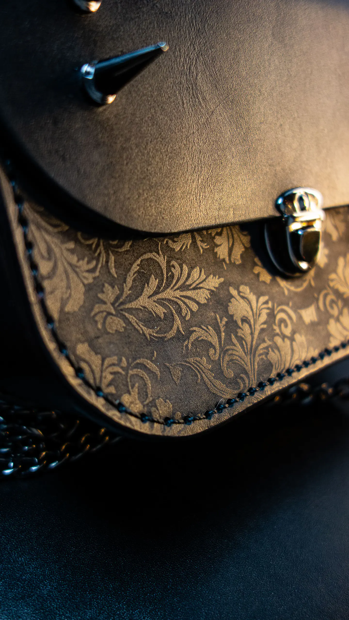 Cartera de Cuero Edición Maléfica – Gótica con Púas y Cadenas 2