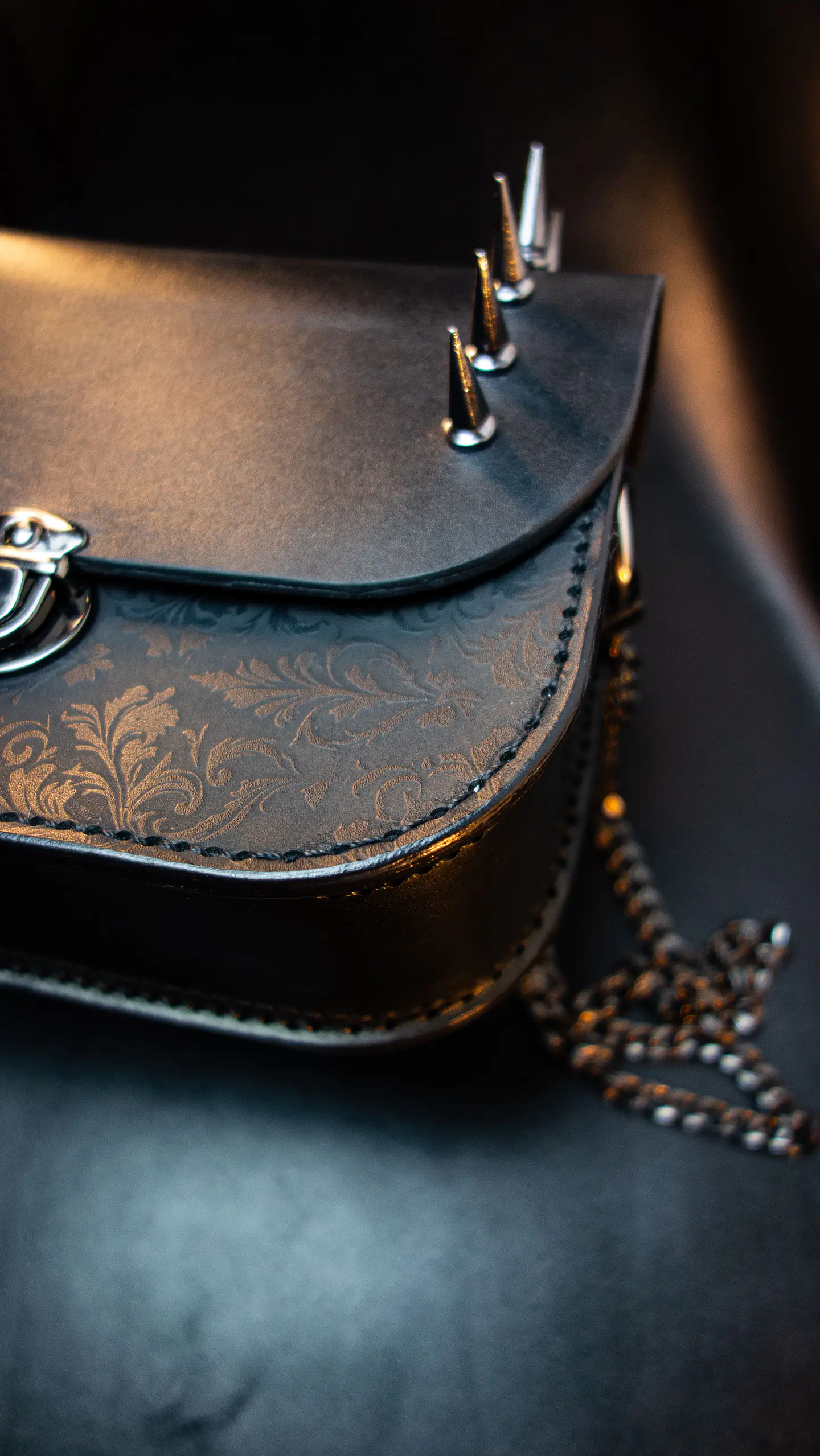Cartera de Cuero Edición Maléfica – Gótica con Púas y Cadenas 6
