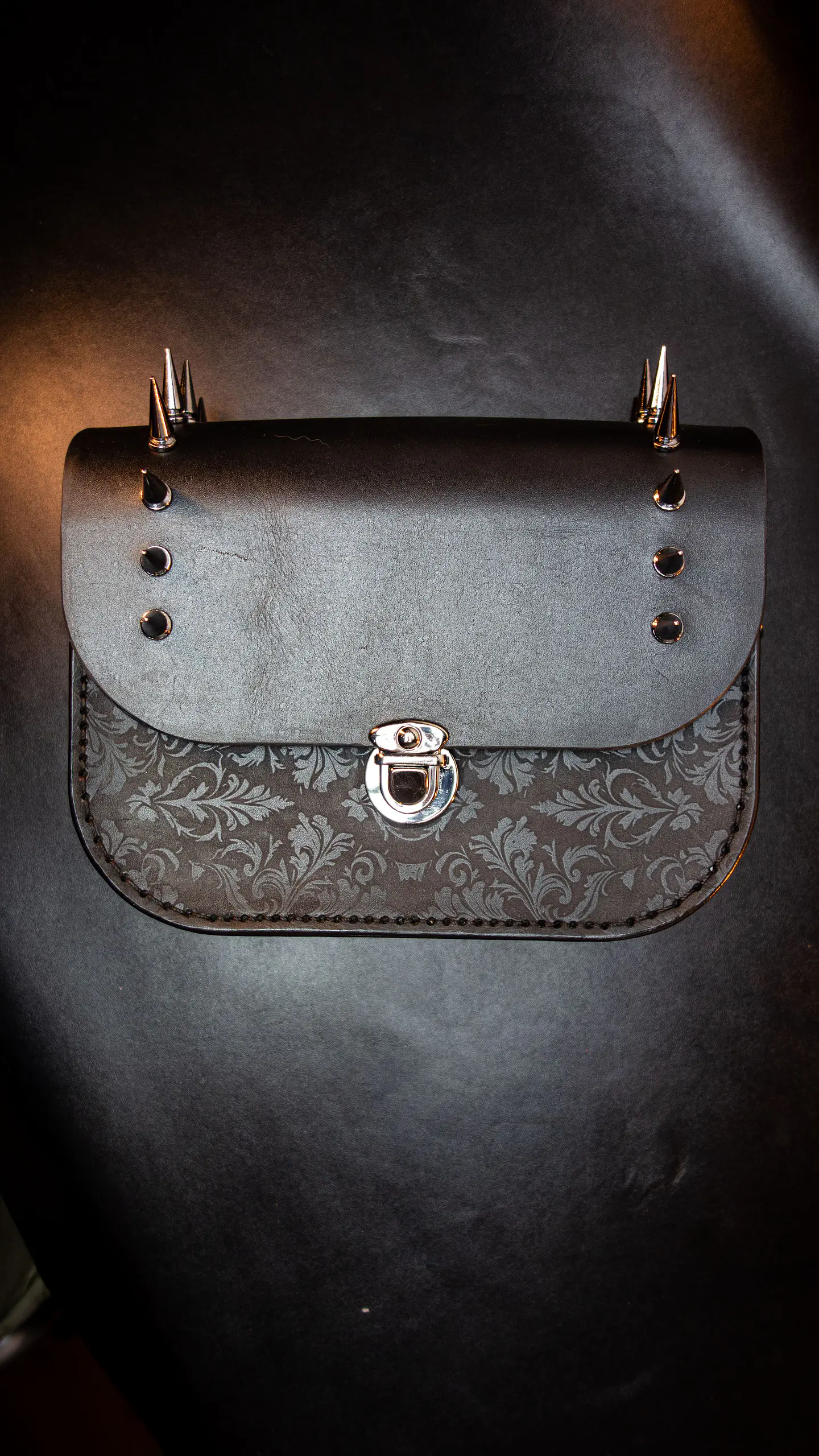 Cartera de Cuero Edición Maléfica – Gótica con Púas y Cadenas 1