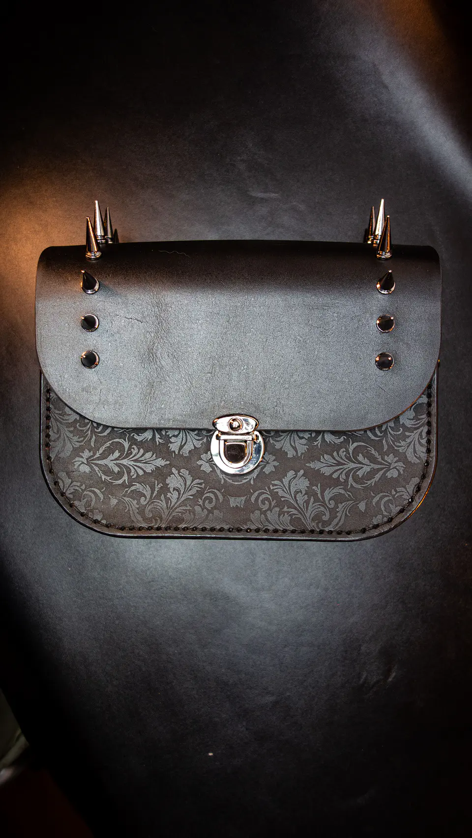 Cartera de Cuero Edición Maléfica – Gótica con Púas y Cadenas 1