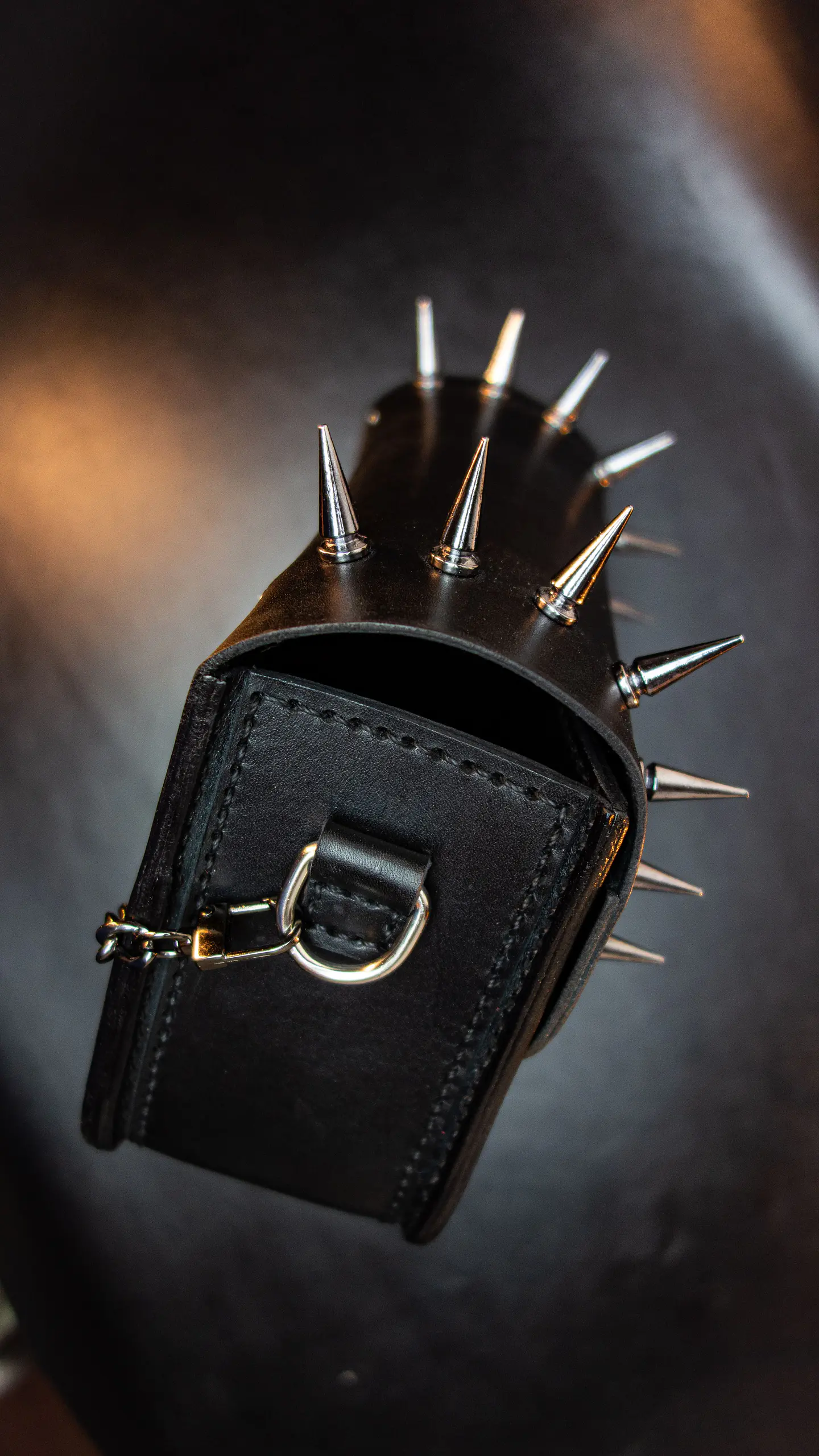 Cartera de Cuero Edición Maléfica – Gótica con Púas y Cadenas 9