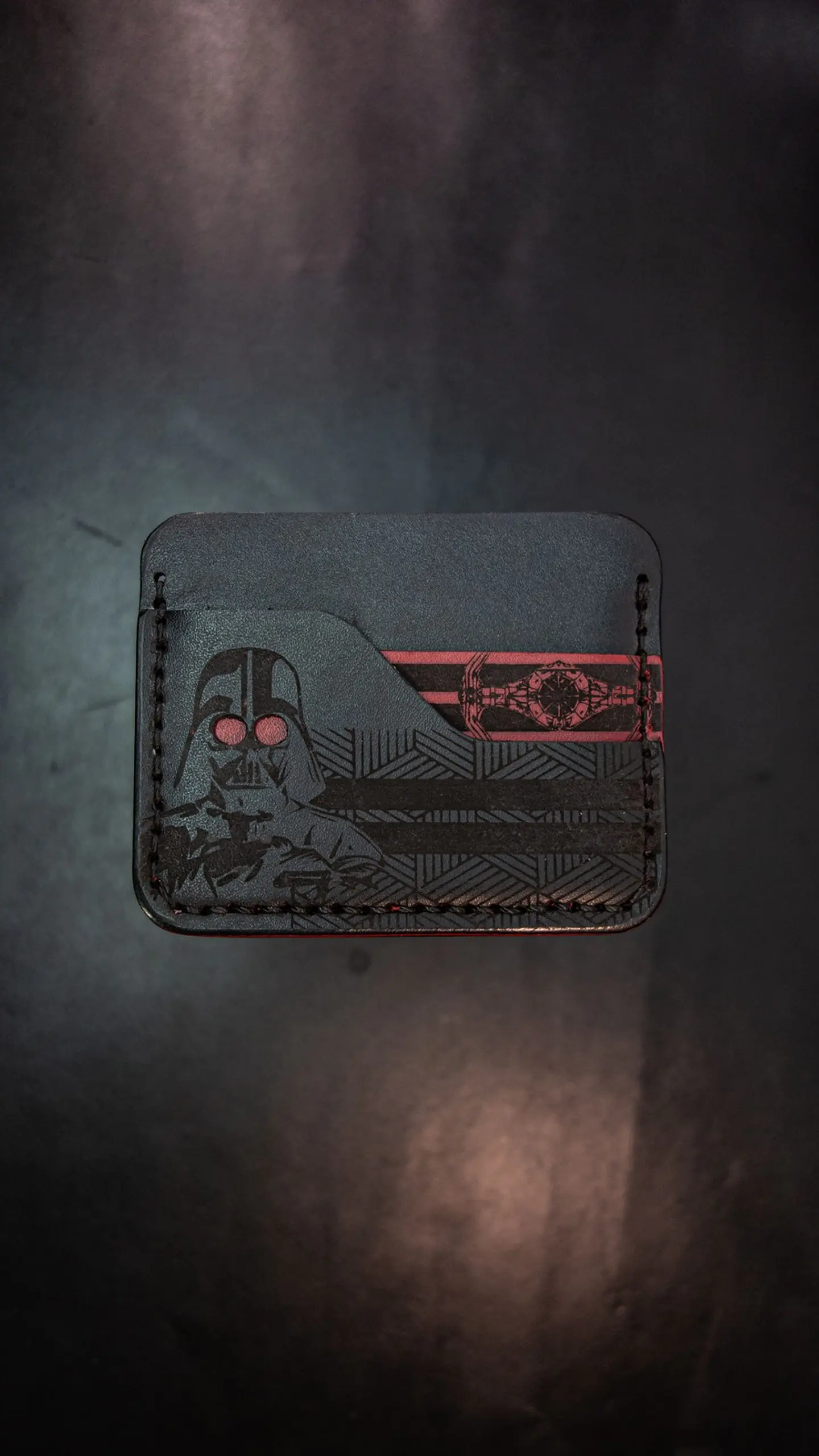 Tarjetero de cuero Conceptual “Vader” — El Lado Oscuro en tus manos 1