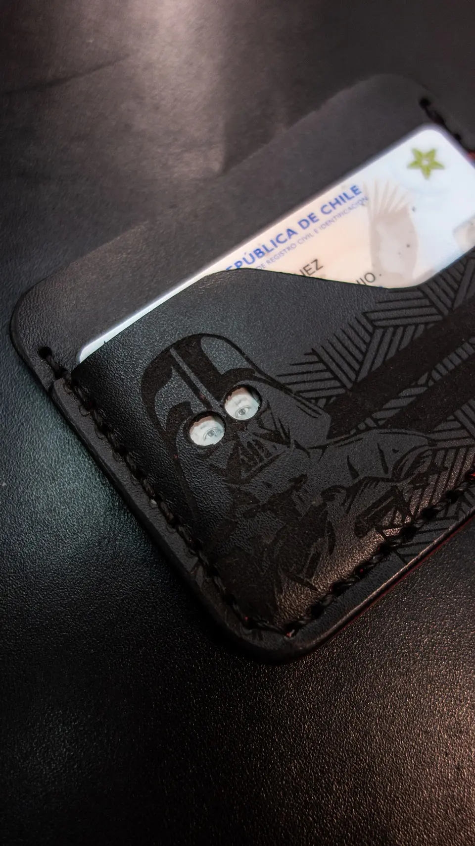 Tarjetero de cuero Conceptual “Vader” — El Lado Oscuro en tus manos 2